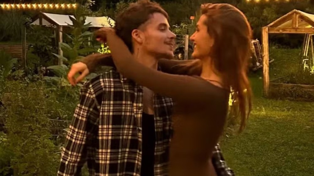 Com mão boba, João Lucas exibe clique romântico com Sasha: ‘Clique ousado!’