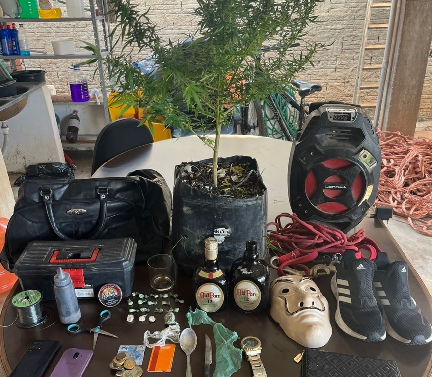 Dois traficantes são presos em flagrante em Poconé com maconha, pasta base e planta