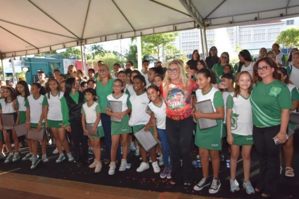 Coral Infantojuvenil 'Canto da Gurizada' encanta em apresentação na Praça Alencastro e primeira-dama destaca evento inesquecível