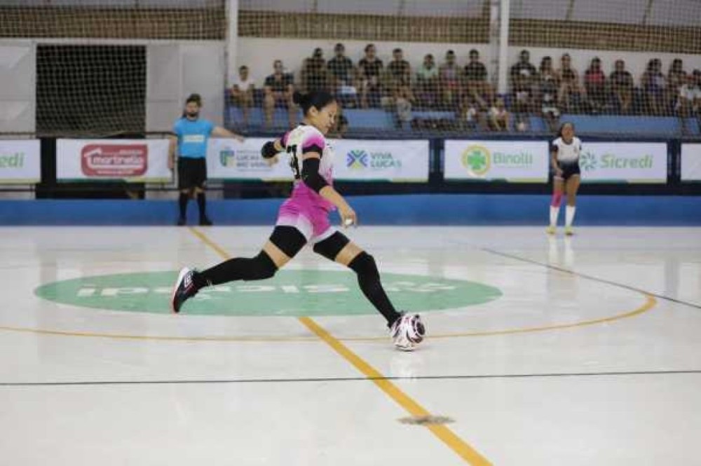 Mulheres do município participam da 8ª Copa Batom de Futsal e Voleibol