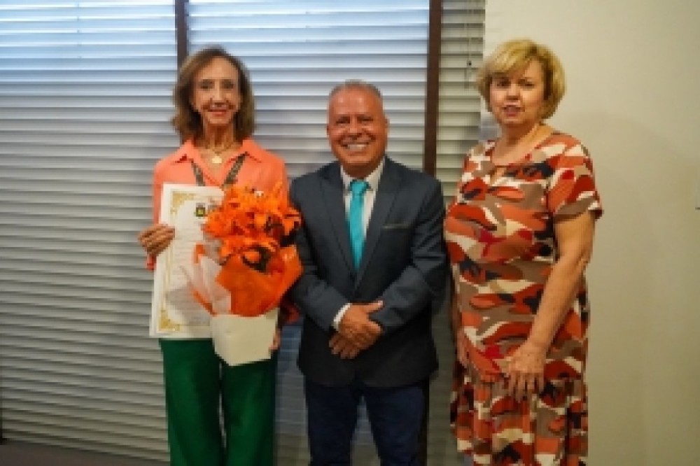 Presidente presta homenagem à proprietária de imobiliária