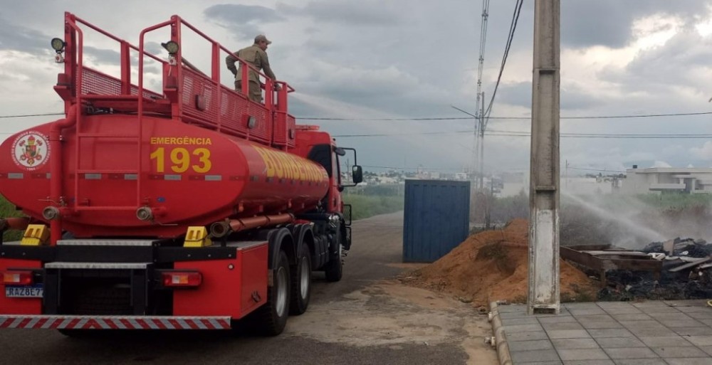 Corpo de Bombeiros Militar combate incêndio em área residencial