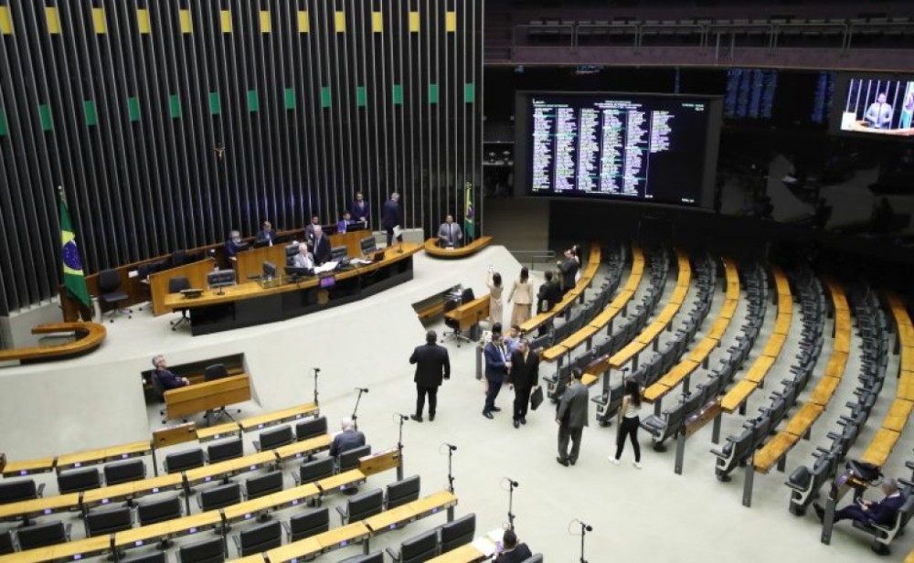 Câmara analisa projeto que uniformiza aplicação de juros para dívidas contratuais; acompanhe