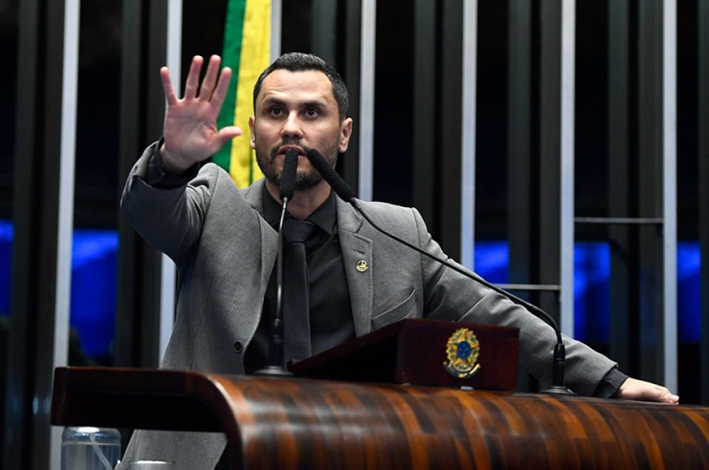Cleitinho propõe fim do sigilo de cartão corporativo e critica gastos do governo