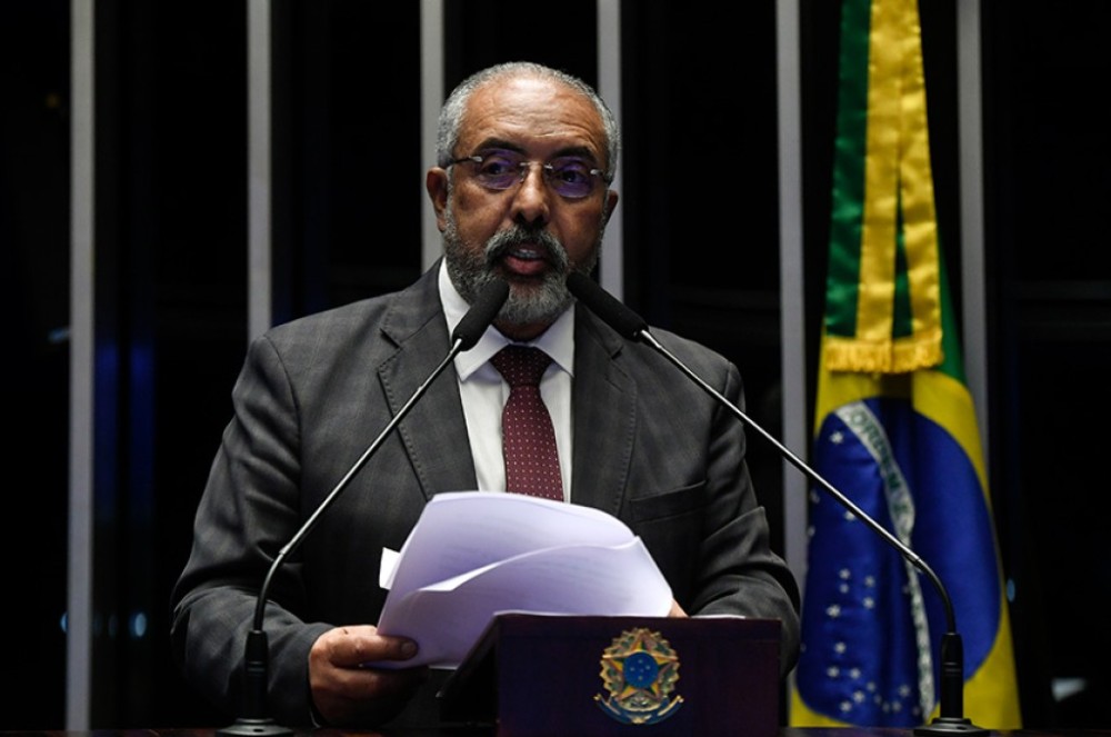 Paim defende política de qualidade do ar e cobertura do SUS para paralisia motora