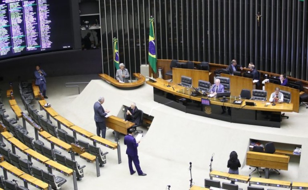 Deputados analisam projeto que restringe saída temporária de presos; acompanhe