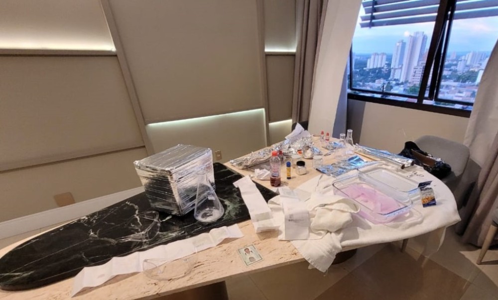 Polícia Civil flagra laboratório de falsificação de dinheiro em hotel e prende quatro suspeitos de estelionato