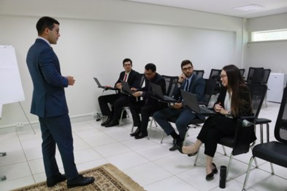 Novos juízes substitutos têm aula sobre Direito Eleitoral em curso de formação inicial