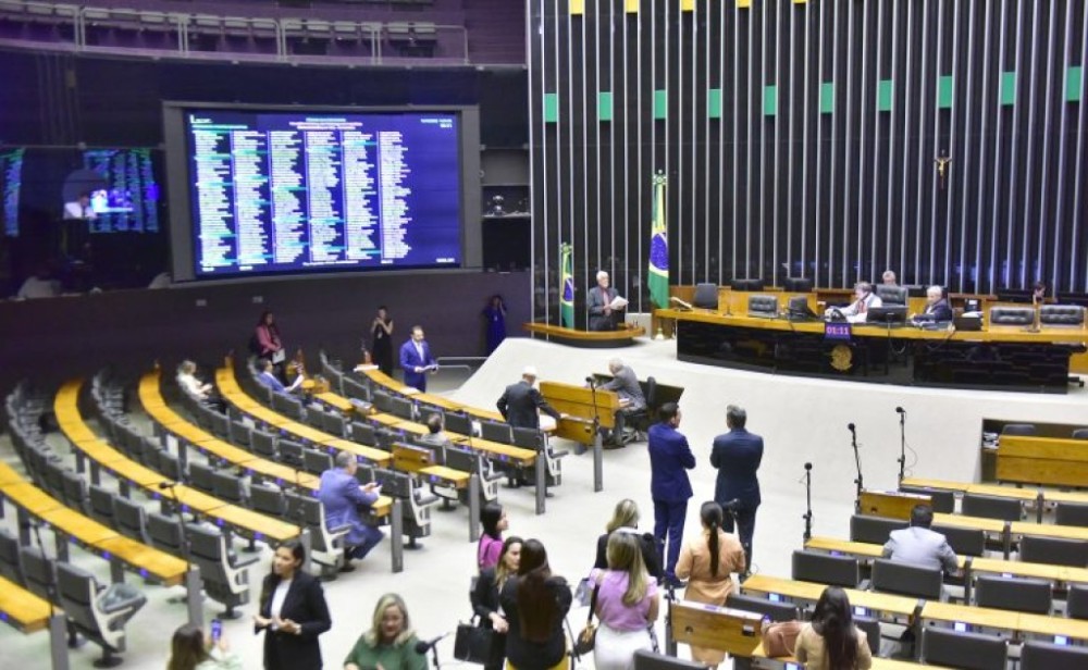 Deputados aprovam urgência para dois projetos; acompanhe