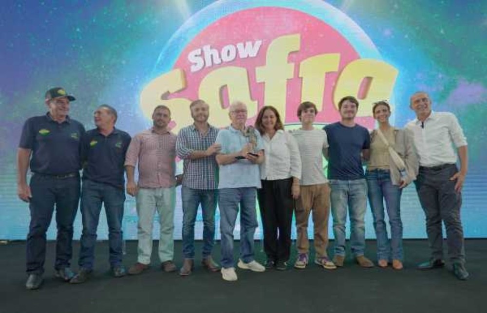 Ex-Senador Gilberto Goellner recebe mérito O Semeador durante Show Safra