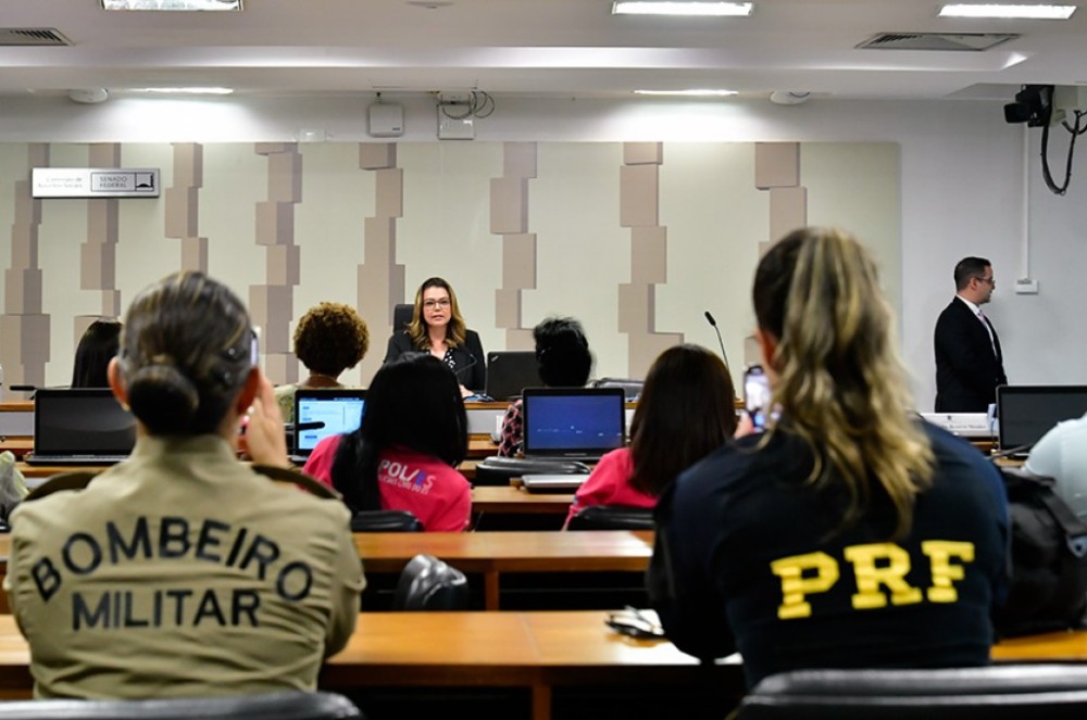 Saúde mental de mulheres da segurança pública preocupa, aponta audiência