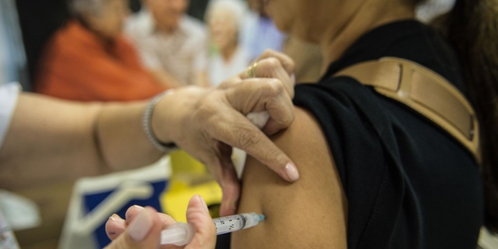 Rio inicia vacinação contra gripe em grupos prioritários