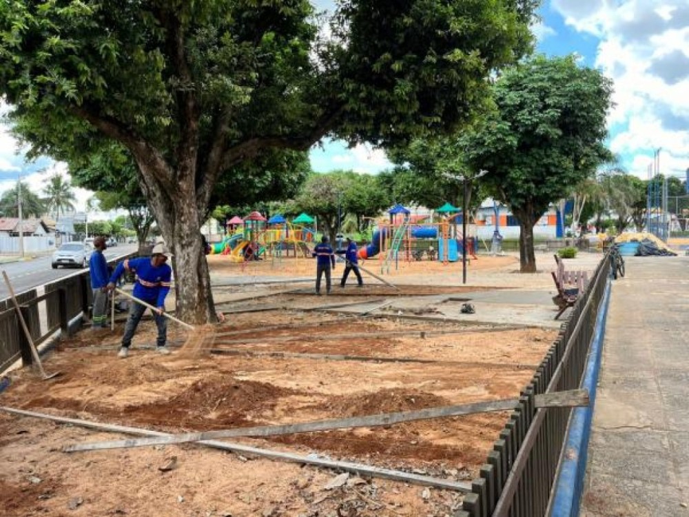 Prefeitura substitui areia por piso emborrachado no Parquinho da Praça das Fontes
