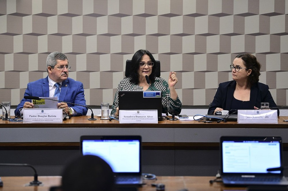 Debatedores contestam projeto que define cristianismo como manifestação cultural