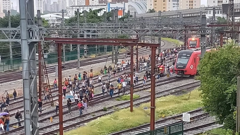 Passageiros andam nos trilhos após falha na Linha 11-Coral da CPTM