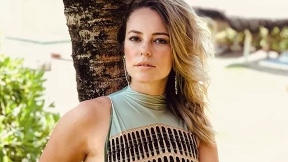 Paolla Oliveira exibe corpão de biquíni e rosto sem maquiagem: ‘Sol em áries’