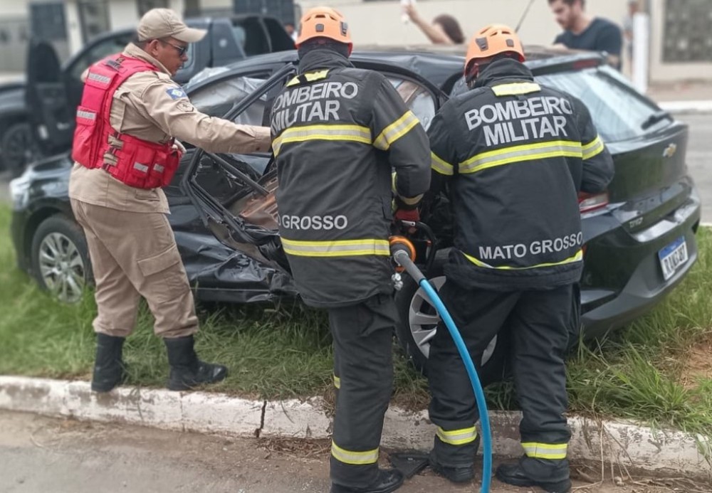 Bombeiros realizam desencarceramento de vítima presa em ferragens de carro após acidente de trânsito