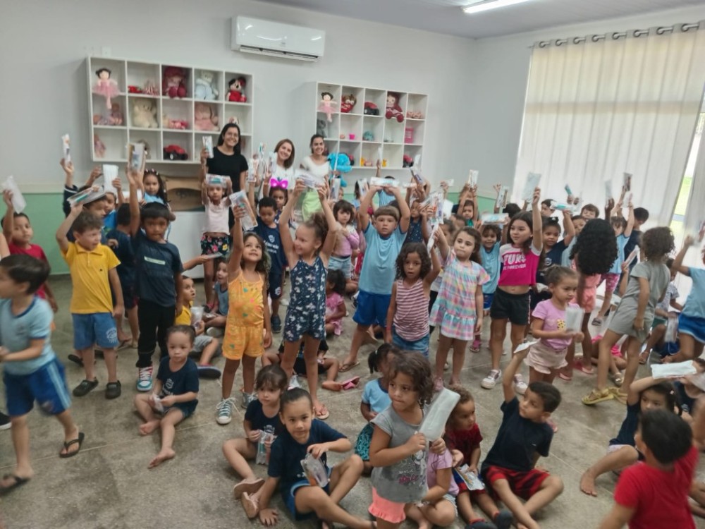 Secretaria de Saúde orienta alunos e entrega kits de higiene bucal