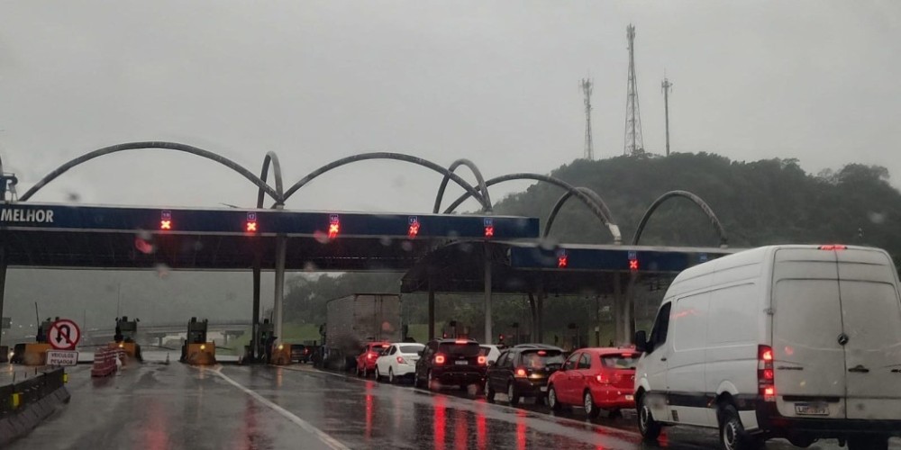 Chuvas intensas interditam subidas para Petrópolis e Teresópolis