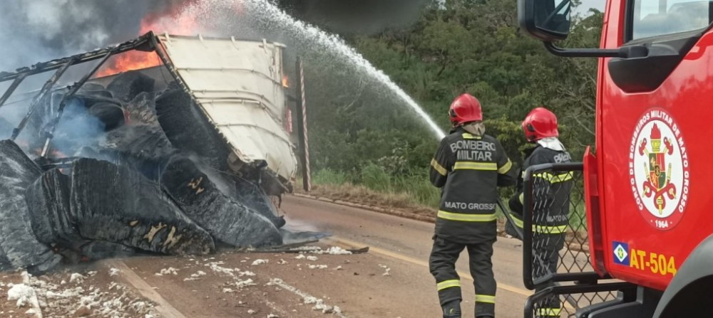 Corpo de Bombeiros combate incêndio em carreta