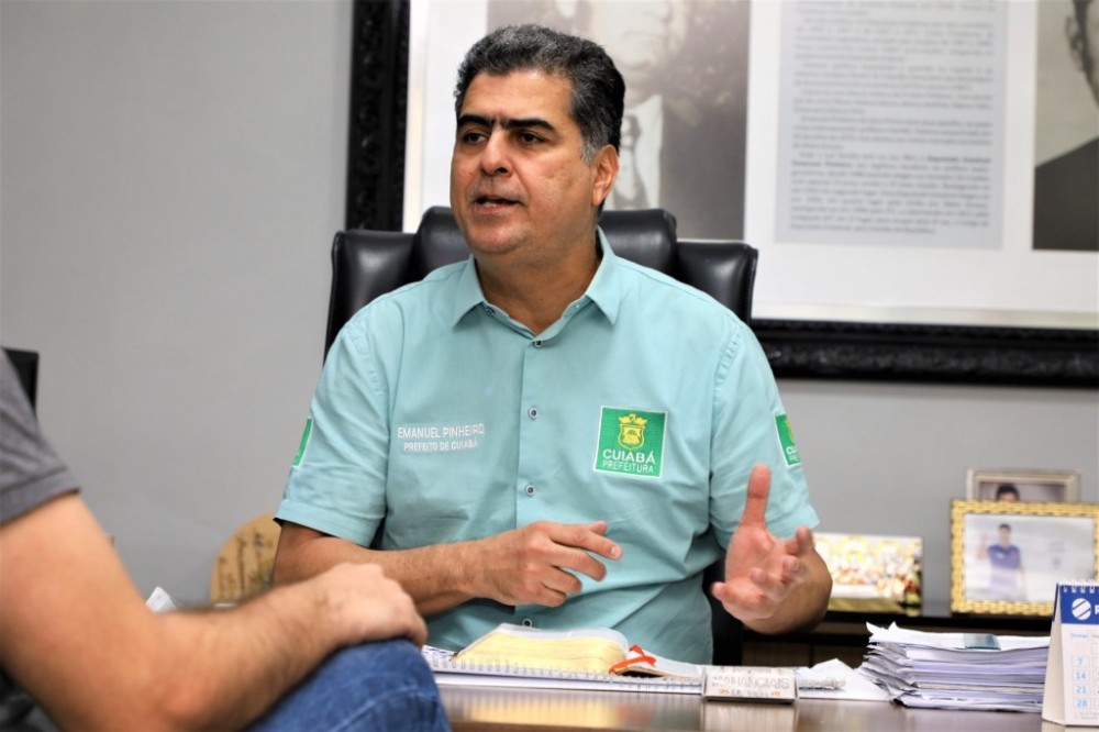 Prefeito Emanuel Pinheiro assina Lei Complementar que dispõe sobre reajuste de 2% para servidores da Educação
