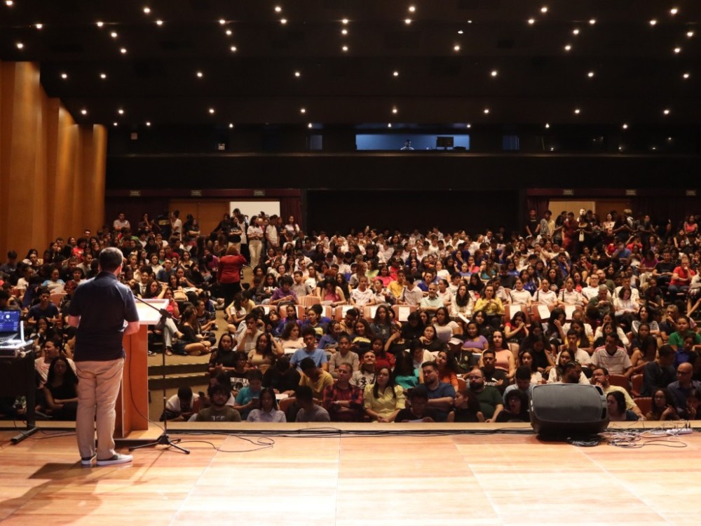 Mais de 400 estudantes participam do aulão inaugural do Pré-Enem Digit@l 2024