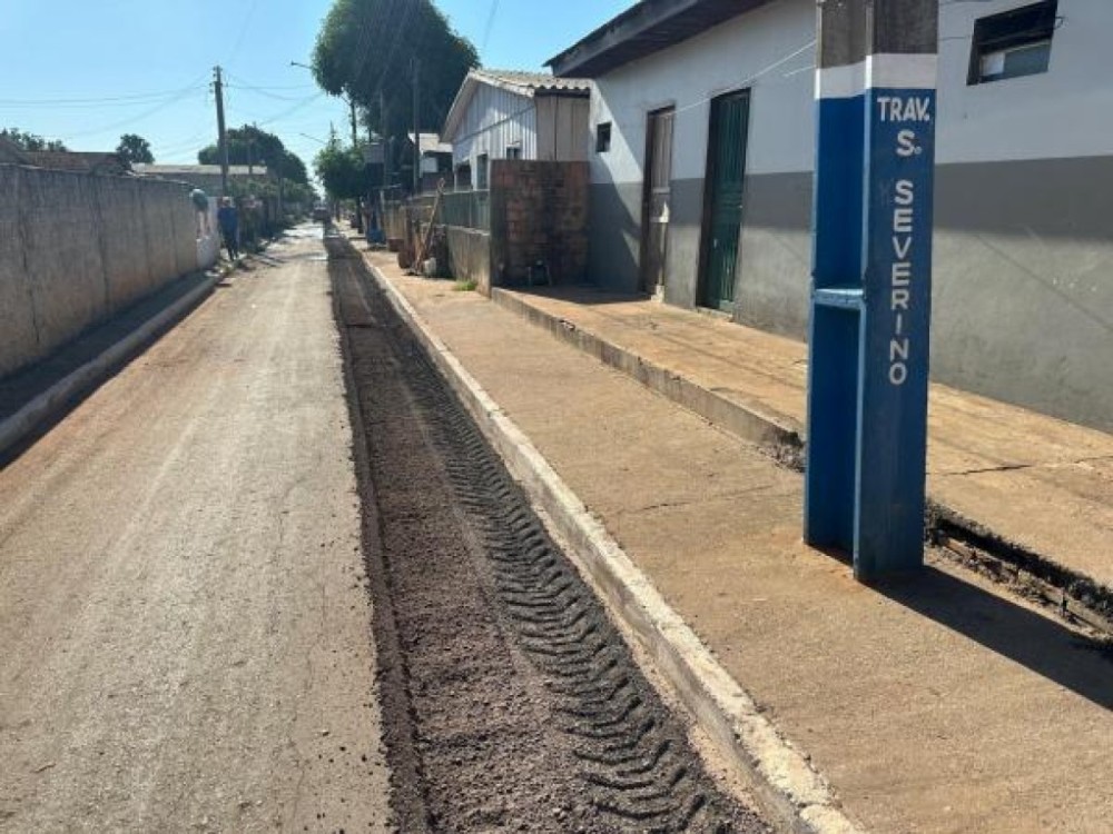 Ruas do bairro São Matheus recebem melhorias na camada asfáltica