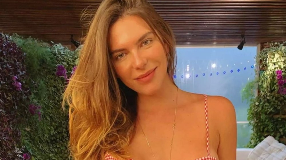 Mariana Goldfarb renova energias em cachoeira pradisíaca: ‘Dias de calor!’