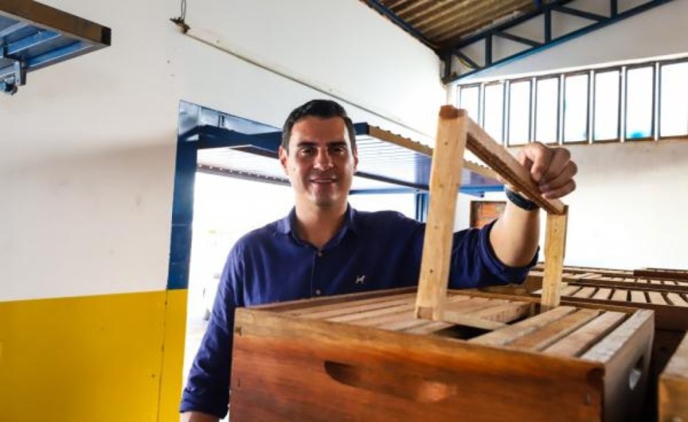 Município fortalece agricultura familiar com entrega de caixas de mel