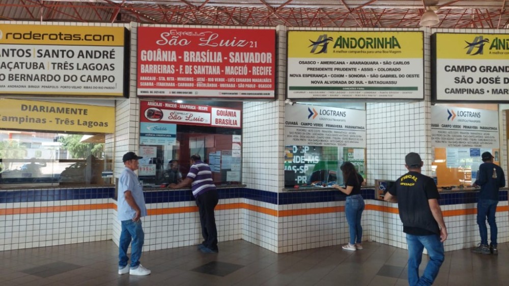 Em operação na rodoviária, Procon notifica viações sobre direitos dos usuários de transportes