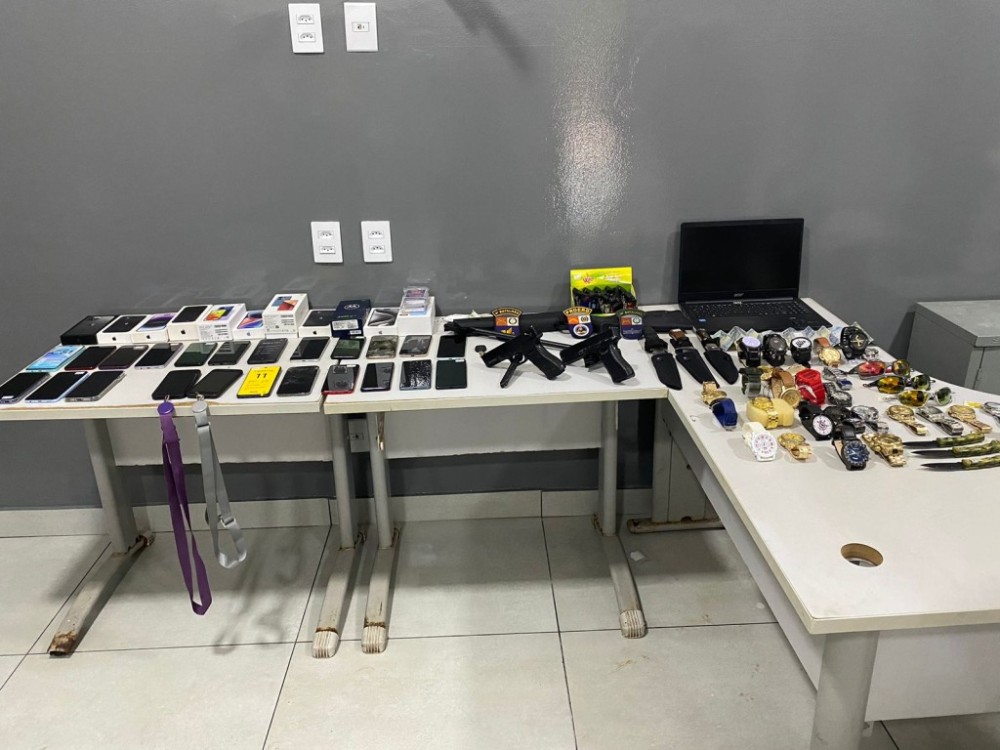 Polícia Militar prende dupla por roubo, recupera celulares, relógios e apreende simulacros de arma de fogo