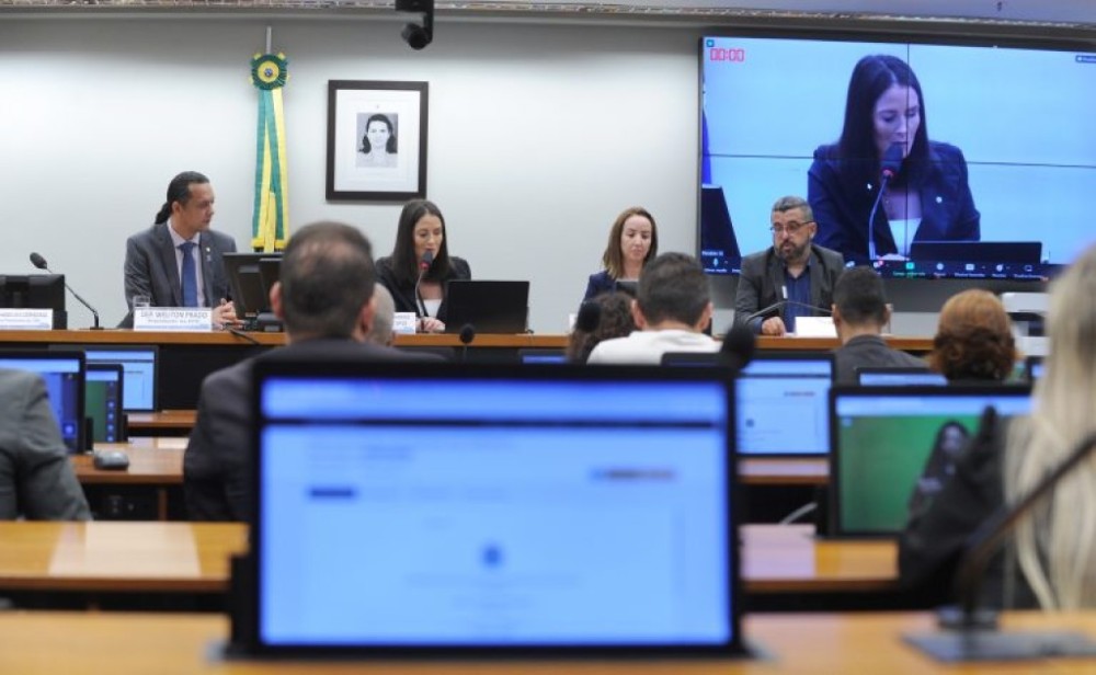 Especialistas afirmam que educação bilíngue para surdos requer metodologia própria