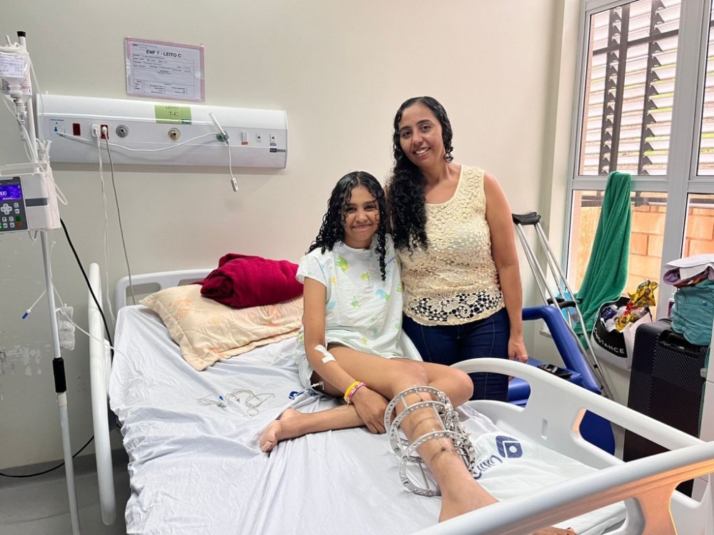 Jovem com bactéria recorrente recebe alta após quatro meses de internação no HMC