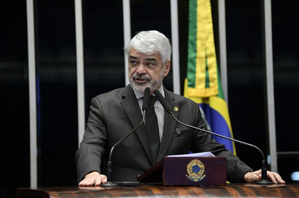 Humberto Costa critica hospedagem de Bolsonaro na Embaixada da Hungria