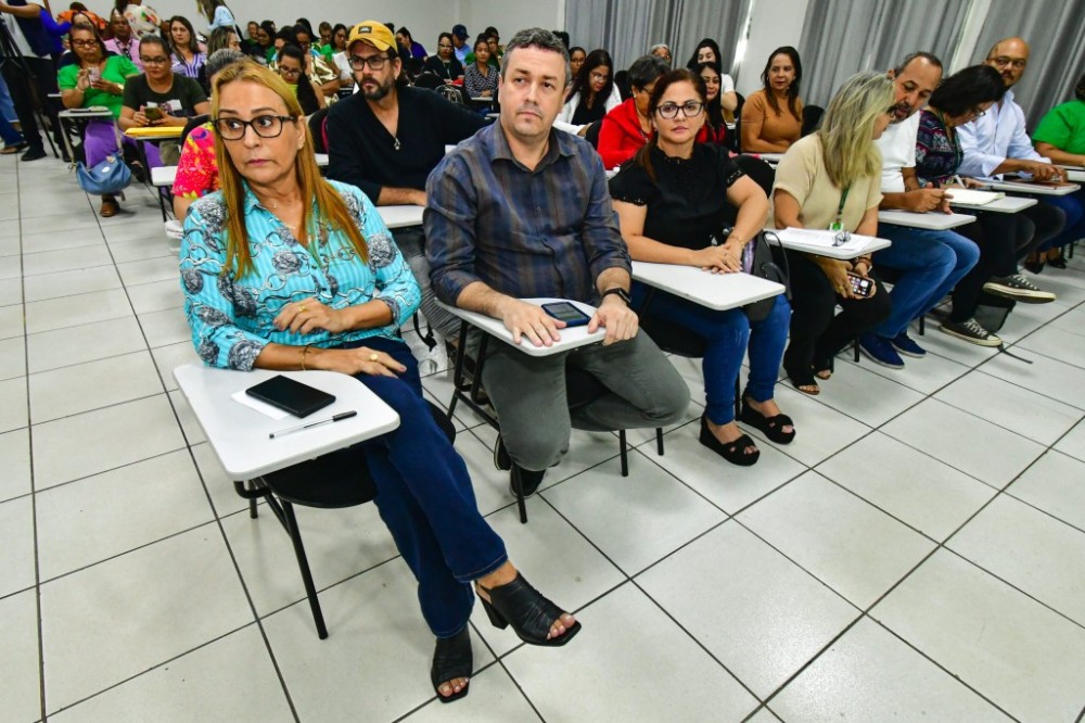 Estudantes e profissionais da educação se unem para sensibilizar a comunidade sobre o combate ao mosquito Aedes aegypti