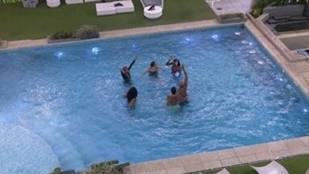 Brothers do Grupo Fadas pulam pelados na piscina do BBB e gera polêmica: ‘Pode isso?’