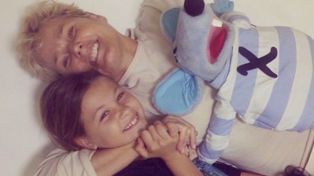 Sobrinha de Xuxa resgata foto da infância para homenagear a eterna rainha: ‘Lov uuu’