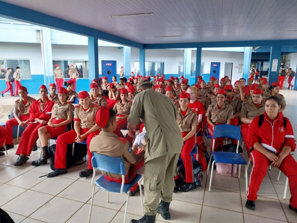 Bombeiros ministram palestra sobre primeiros socorros e prevenção de acidentes no trânsito em escola estadual
