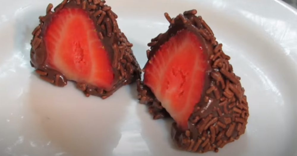 Bombom de brigadeiro com morango