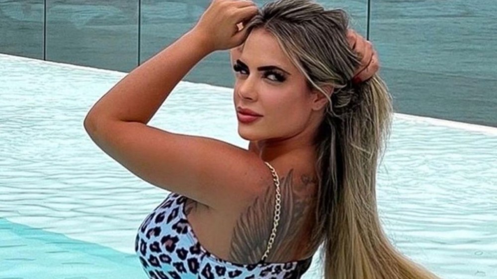 Denise Rocha posa de coelhinha e fio-dental e causa alvoroço na web: ‘Coelhinha linda’