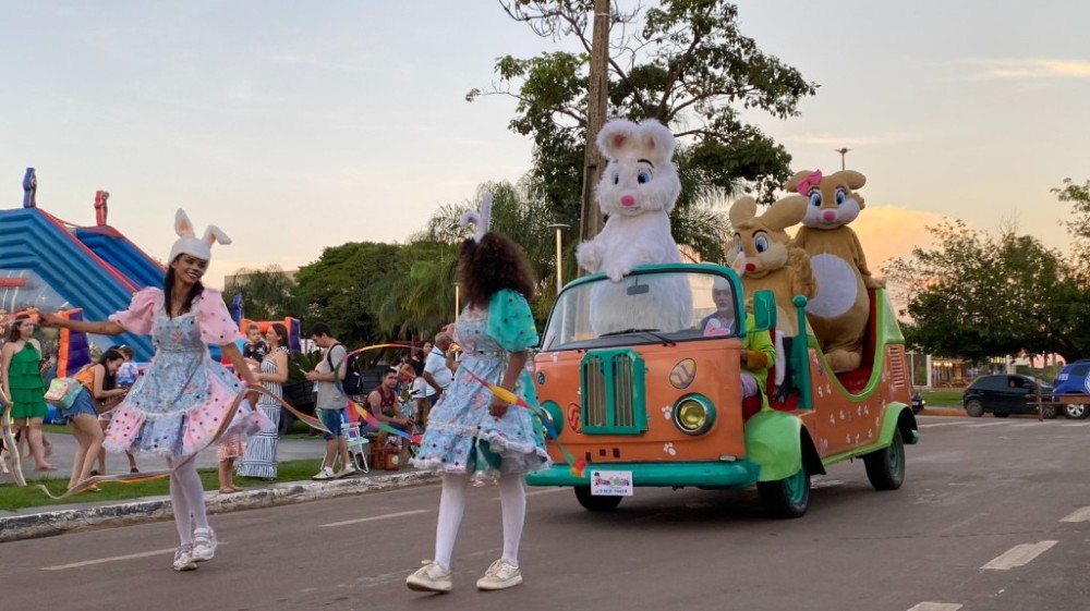 Domingo de Páscoa reúne famílias e mais de 40 personagens em tarde interativa com desfile e teatro