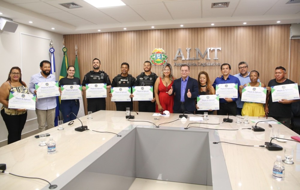 Botelho homenageia policiais penais