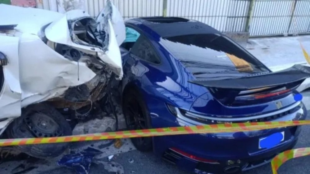 Vídeo mostra colisão entre Porsche e Renault Sandero em SP