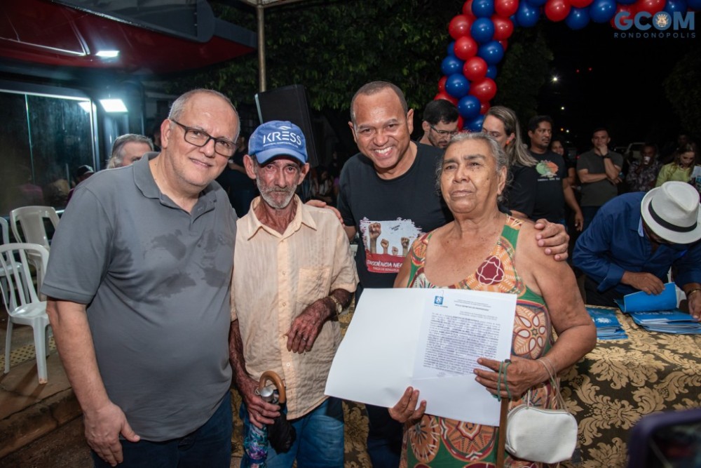 Cerca de 300 famílias do bairro Jardim das Flores recebem escrituras