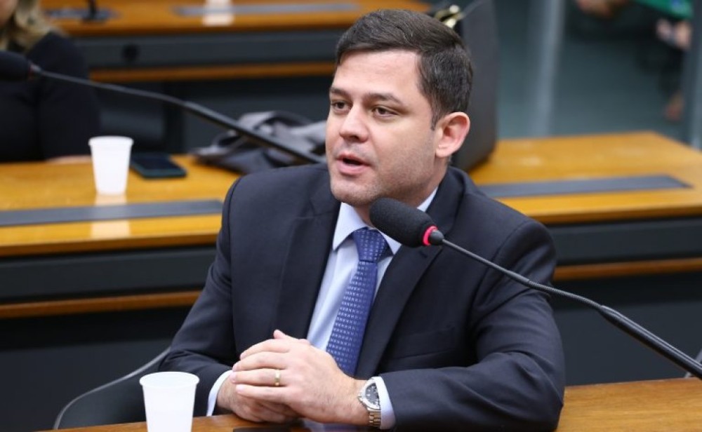 Projeto dispensa portadores de próteses metálicas da passagem por detectores de metais
