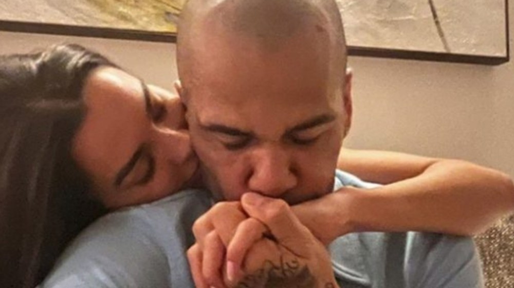 Esposa de Daniel Alves exibiu uma foto de mãos dadas com o jogador: ‘Saiu da pri