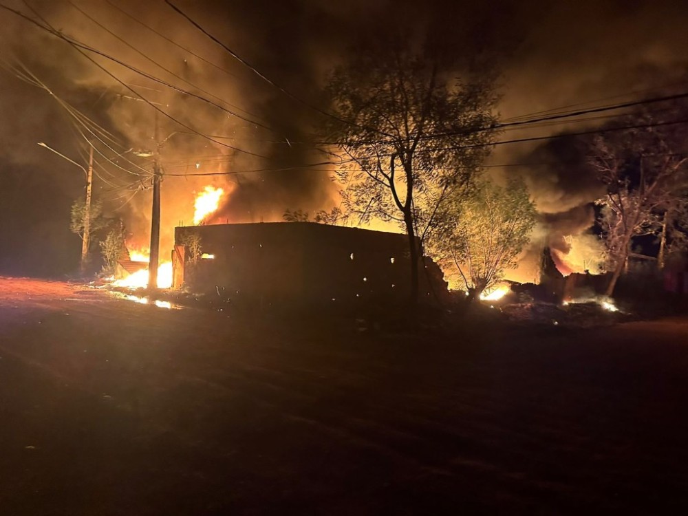 Corpo de Bombeiros combate incêndio em galpão de empresa em Várzea Grande