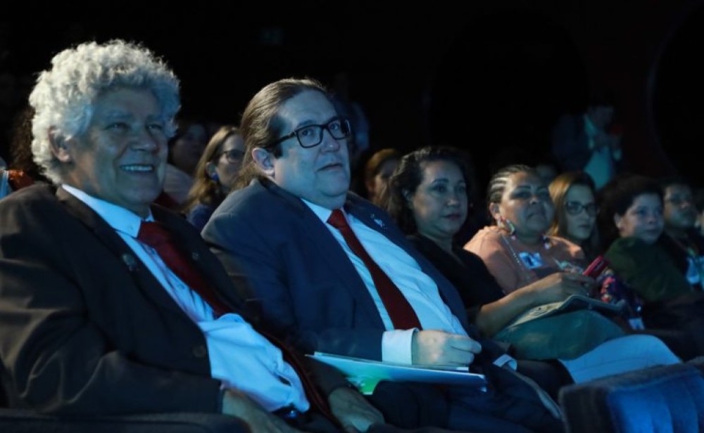 Projeto proíbe políticos de serem remunerados por conteúdo relacionado ao mandato