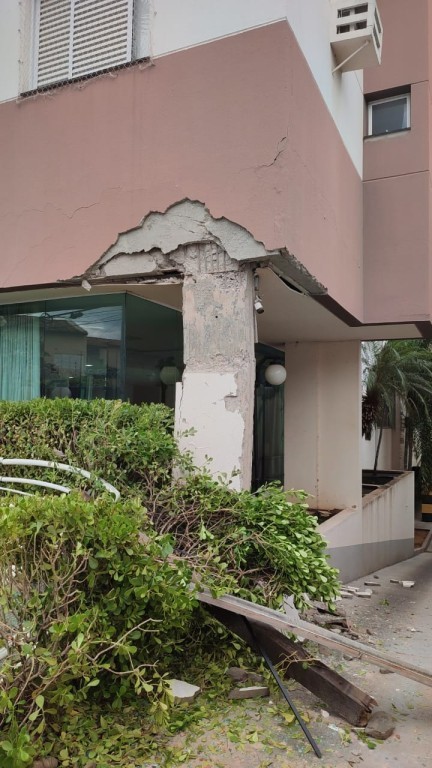 Defesa Civil e engenheiros avaliam estrutura de prédio que foi atingido por caminhão