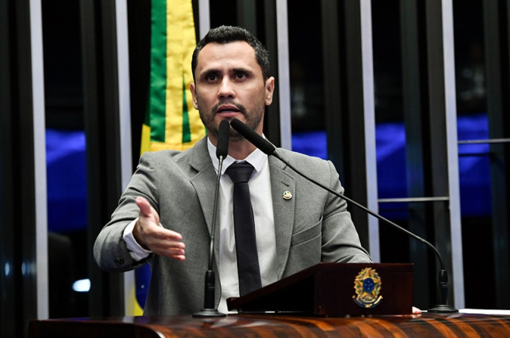 Cleitinho questiona licitação do STF para compra de água mineral